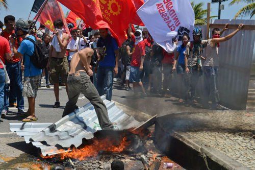 當(dāng)?shù)貢r(shí)間10月21日，巴西里約熱內(nèi)盧近海一座油田舉行開采權(quán)競(jìng)標(biāo)，引發(fā)示威者抗議，與負(fù)責(zé)安保的大量配槍巡邏士兵發(fā)生沖突。 CFP