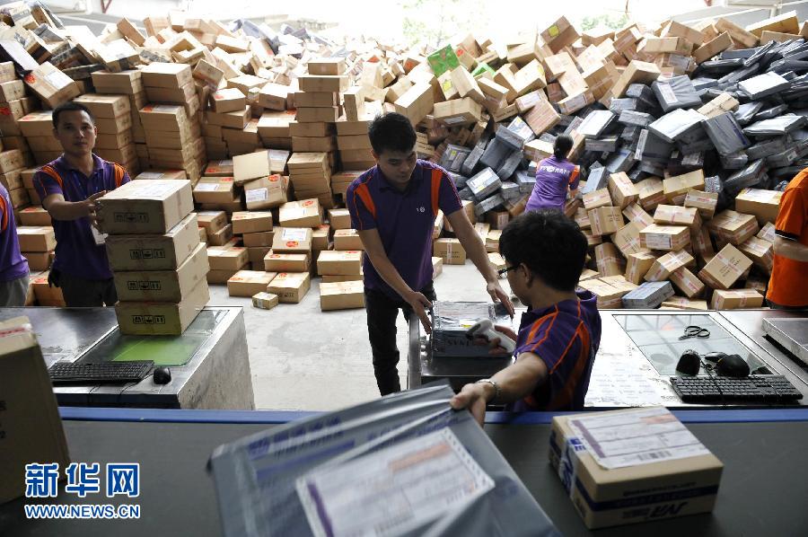 11月11日，在圓通公司廣州一處分揀站，工作人員加緊掃描快件。
