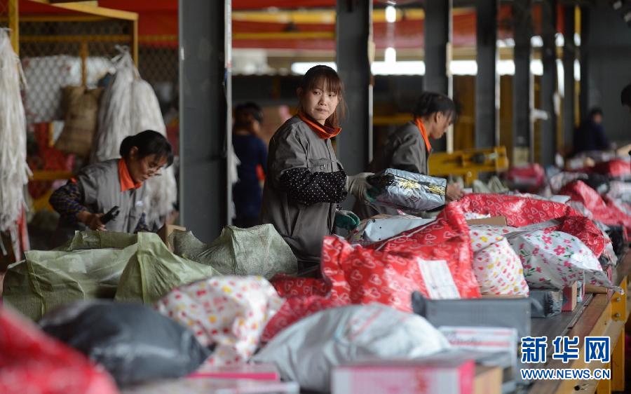 11月11日，一家快遞公司的工作人員正在分揀快件。