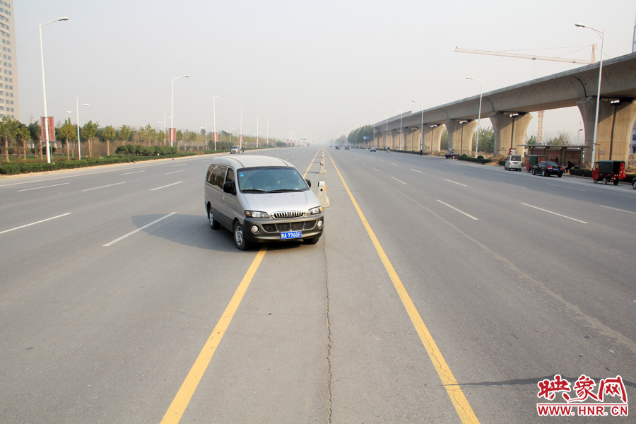 獨(dú)家:記者走訪鄭開大道 已放置數(shù)百個(gè)水泥隔離樁 獨(dú)家:記者走訪鄭開大道 已放置數(shù)百個(gè)水泥隔離樁