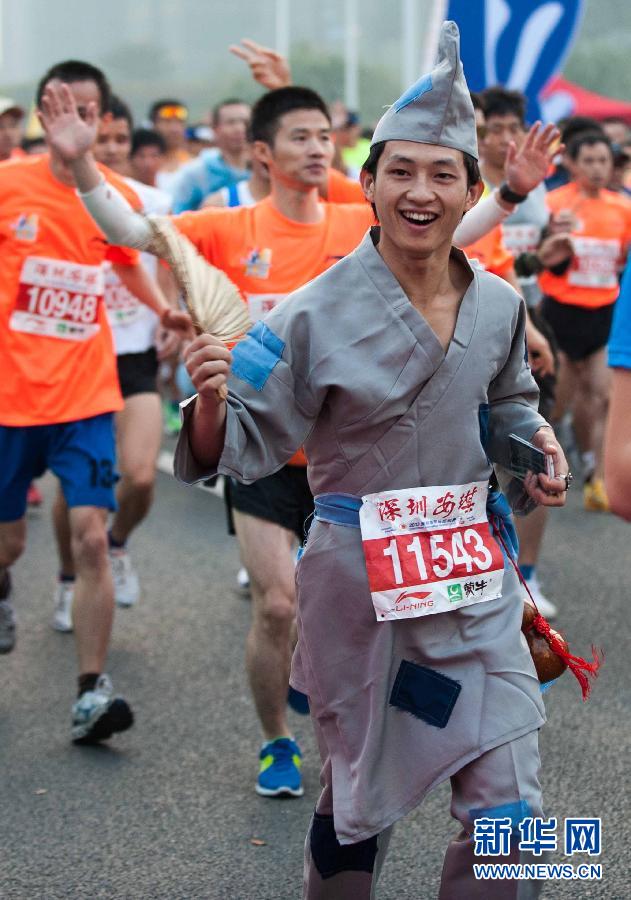 12月8日，一名選手身著“濟公”服裝參加比賽。