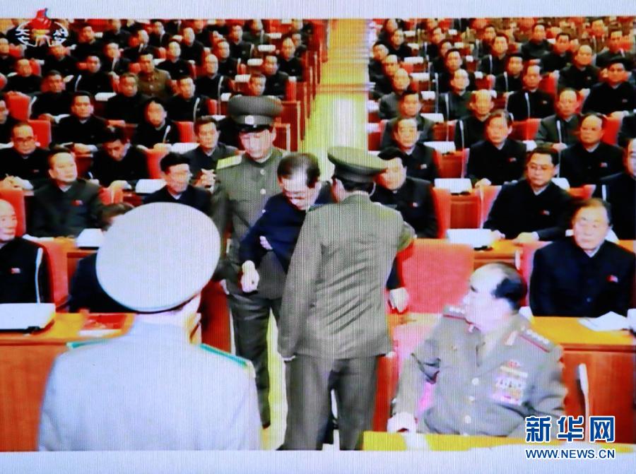 張成澤在12月8日勞動黨中央政治局擴大會議現(xiàn)場被帶走。