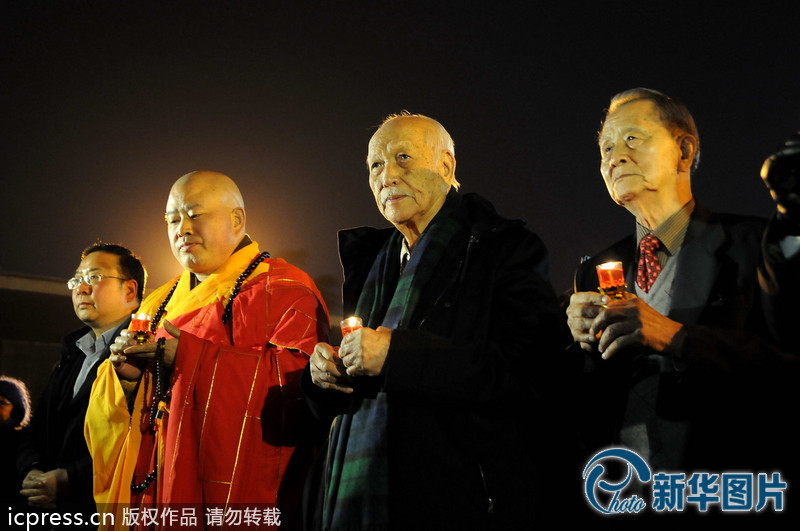 “為南京大屠殺遇難者守靈儀式暨和平燭光祭”活動(dòng)在侵華日軍南京大屠殺遇難同胞紀(jì)念館祭場舉行。