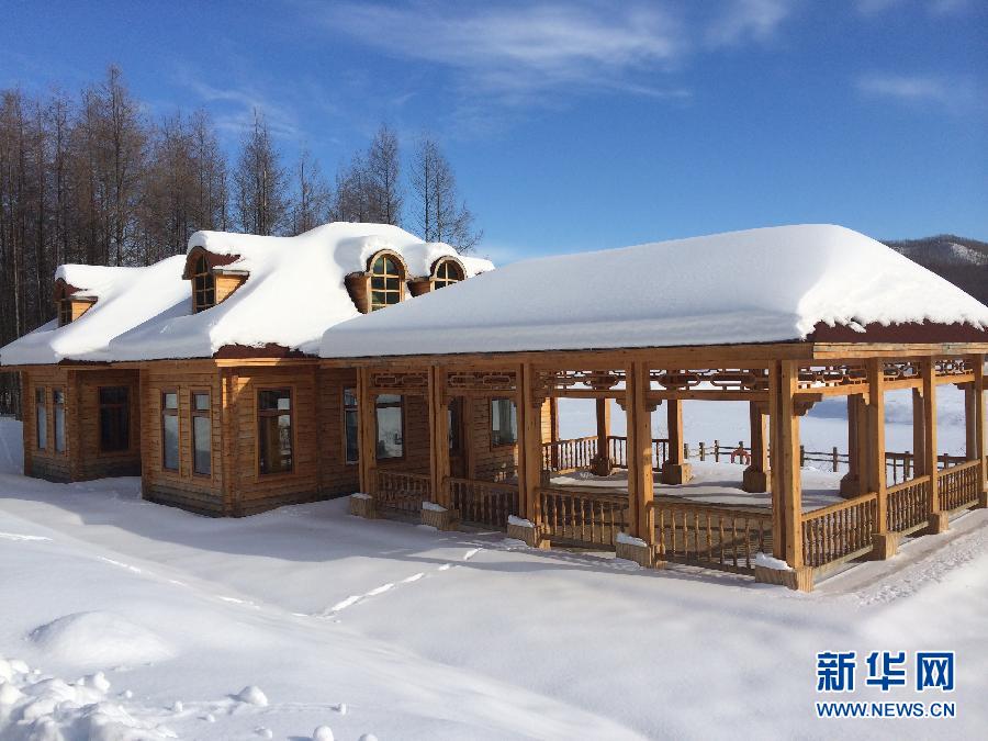 圖為穗豐園里的實(shí)木亭子（2013年12月8日攝）。