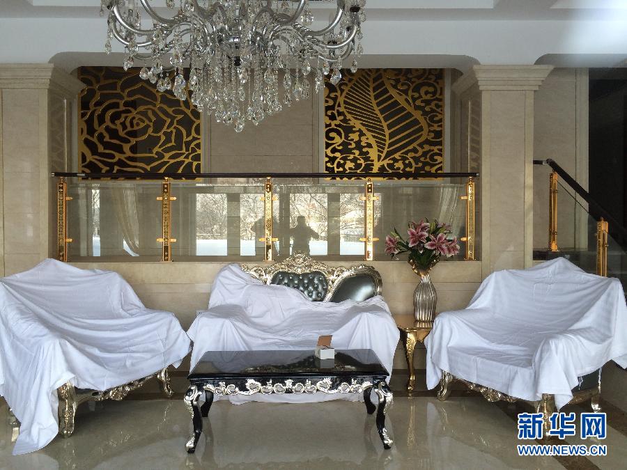 鏡泊湖畔麗日山莊里的豪華沙發(fā)（2013年12月9日攝）。新華社記者程子龍攝