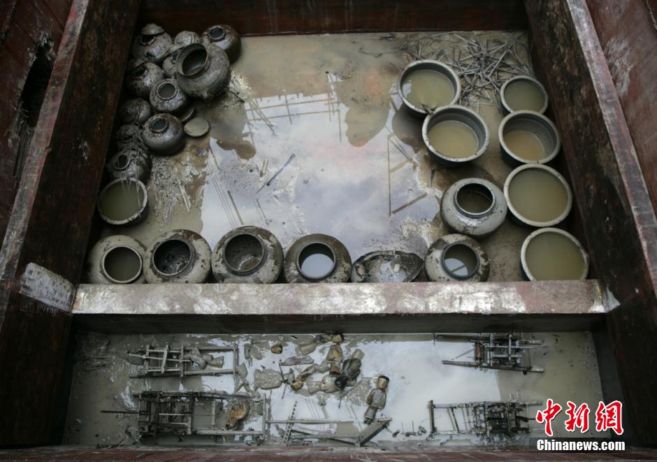 圖為漢墓群發(fā)掘現(xiàn)場出土了大量珍貴文物。