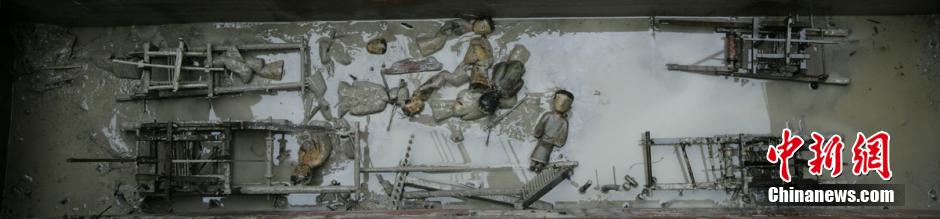 圖為考古現(xiàn)場發(fā)現(xiàn)保存完整的織機(jī)模型。