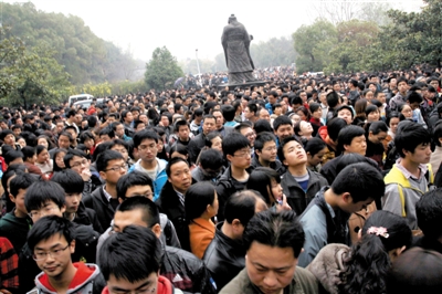 去年3月16日，武漢華中科技大學(xué)，“北約”、“華約”、“卓越”聯(lián)盟自主招生選拔考試湖北考點(diǎn)，考生等待進(jìn)場(chǎng)。 圖/CFP