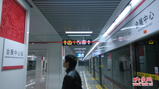 會展中心站，兩塊牌子的站點名稱英文翻譯也不相同