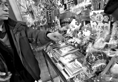 12月27日，世紀(jì)天鼎購物廣場的一位商戶表示，今年的賀卡明顯沒有前幾年好賣。新京報(bào)記者 王貴彬 攝