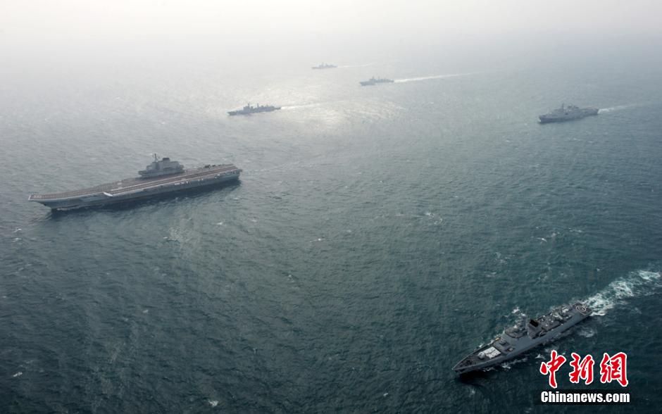 圖為遼寧艦與水面艦艇進(jìn)行協(xié)同訓(xùn)練。中新社發(fā) 胡鍇冰 攝