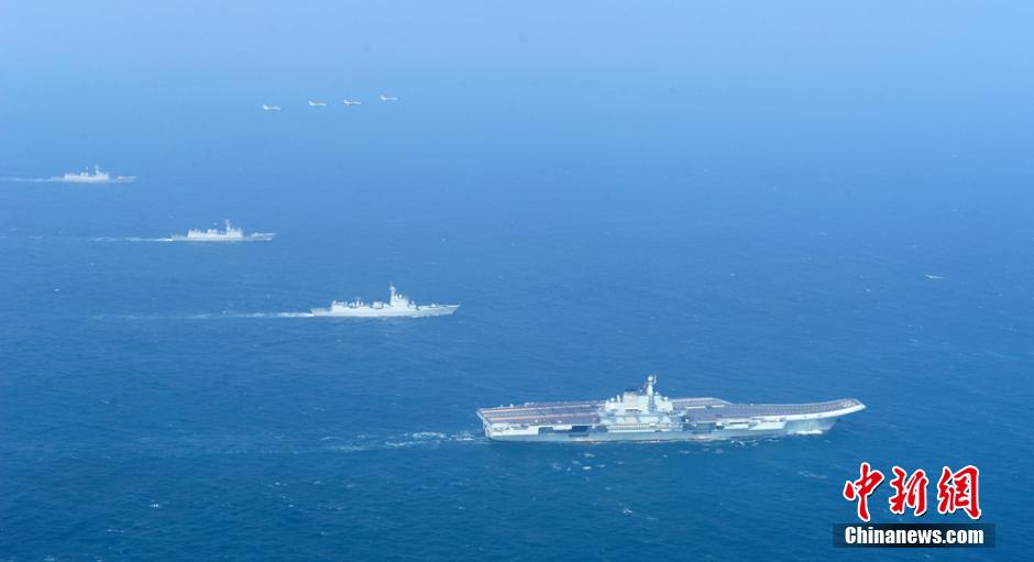 圖為遼寧艦與水面艦艇、飛機(jī)進(jìn)行協(xié)同訓(xùn)練。中新社發(fā) 胡鍇冰 攝