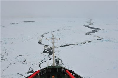 7日17時50分許，“雪龍”號船頭冰面裂開一條水道，“雪龍”號趁機迅速穿過。