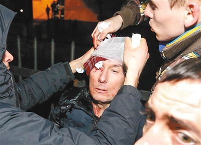 11日，基輔，遇襲受傷的反對派領導人盧岑科接受簡單救護。