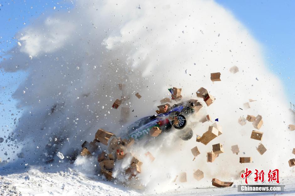 圖為：謝雨均駕駛賽車(chē)在黑龍江黑河段飛越冰河。中新社發(fā) 邱齊龍 攝