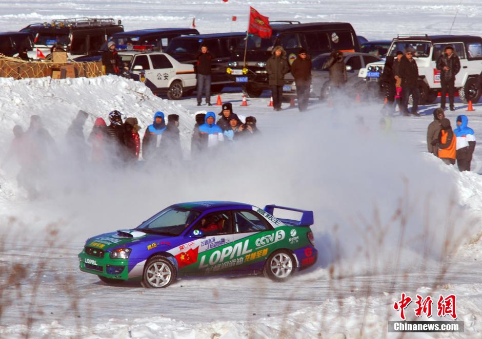 圖為參加“飛越冰河”大型體育極限運(yùn)動(dòng)挑戰(zhàn)賽事的選手在冰封的黑龍江上進(jìn)行冰雪飛車(chē)漂移。中新社發(fā) 邱齊龍