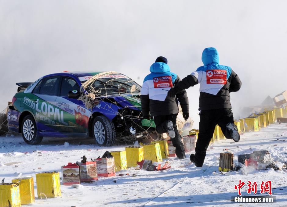 謝雨均駕駛賽車(chē)在黑龍江黑河段飛越冰河。中新社發(fā) 邱齊龍 攝