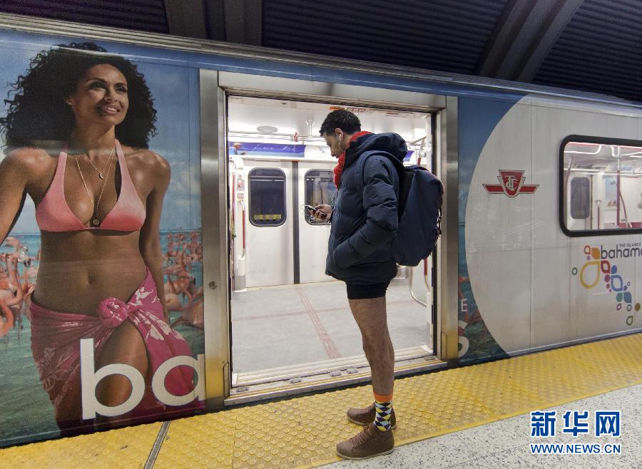 1月12日，在加拿大多倫多，一名只穿著內(nèi)褲的男子在車(chē)站等候地鐵。