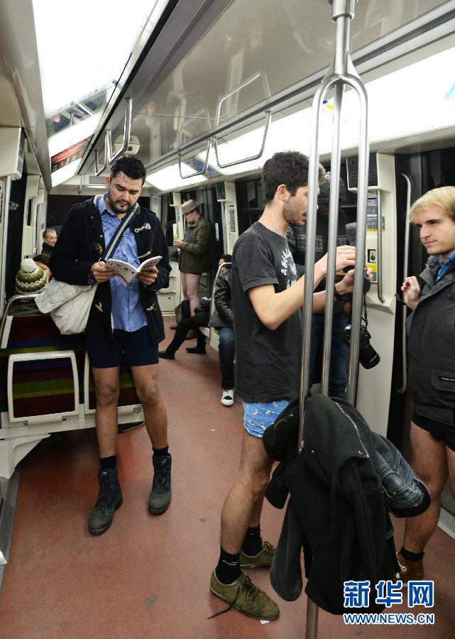 1月12日，在橫貫巴黎東西部的1號(hào)線地鐵車(chē)廂里，乘客只穿一條內(nèi)褲搭乘地鐵。