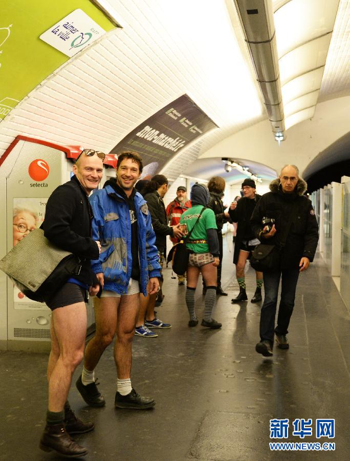 1月12日，在橫貫巴黎東西部的1號(hào)線地鐵車(chē)廂里，乘客只穿一條內(nèi)褲搭乘地鐵。