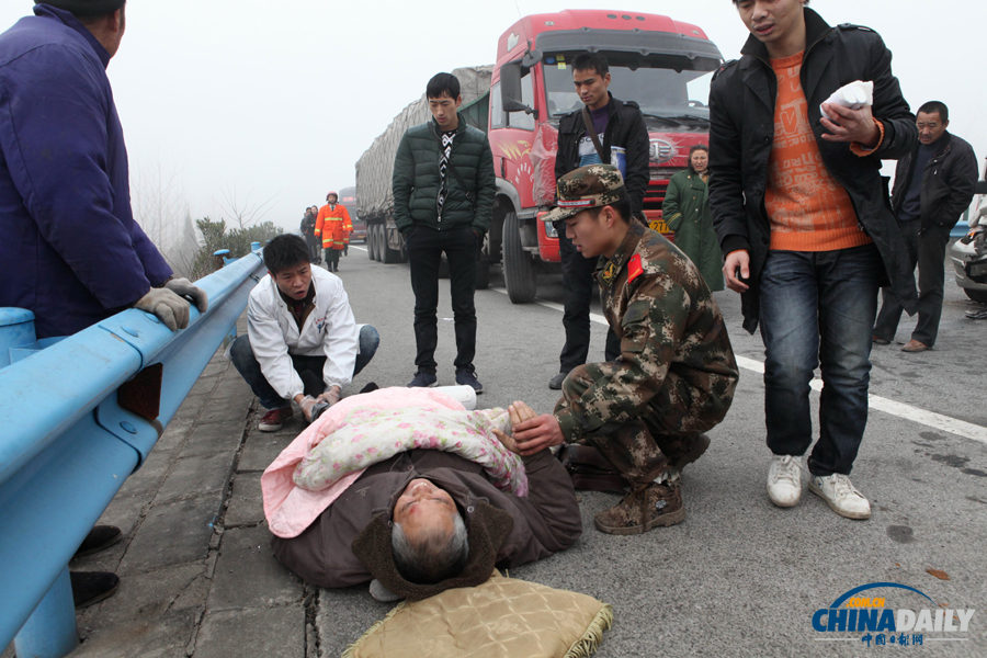 一名受傷群眾被救出。惠斌 攝