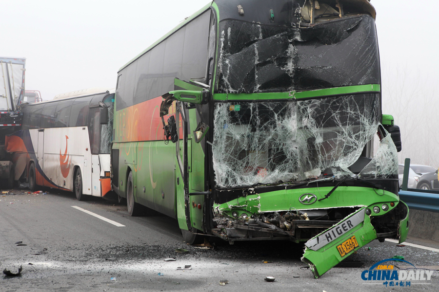 車禍救援現(xiàn)場。惠斌 攝