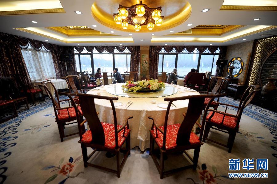 　1月15日，游客在北京紫竹院公園內(nèi)的問月樓喝茶聊天。