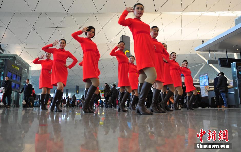 1月23日，機(jī)場(chǎng)工作人員在跳“快閃”舞蹈。