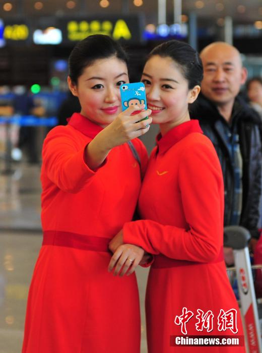 1月23日，機(jī)場(chǎng)工作人員在跳“快閃”舞蹈。