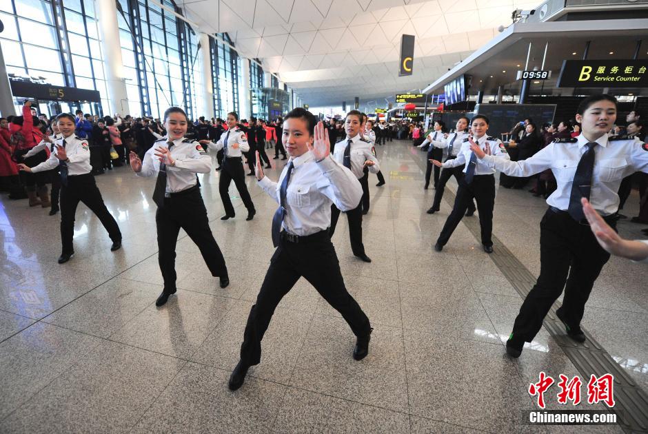 1月23日，機(jī)場(chǎng)工作人員在跳“快閃”舞蹈。