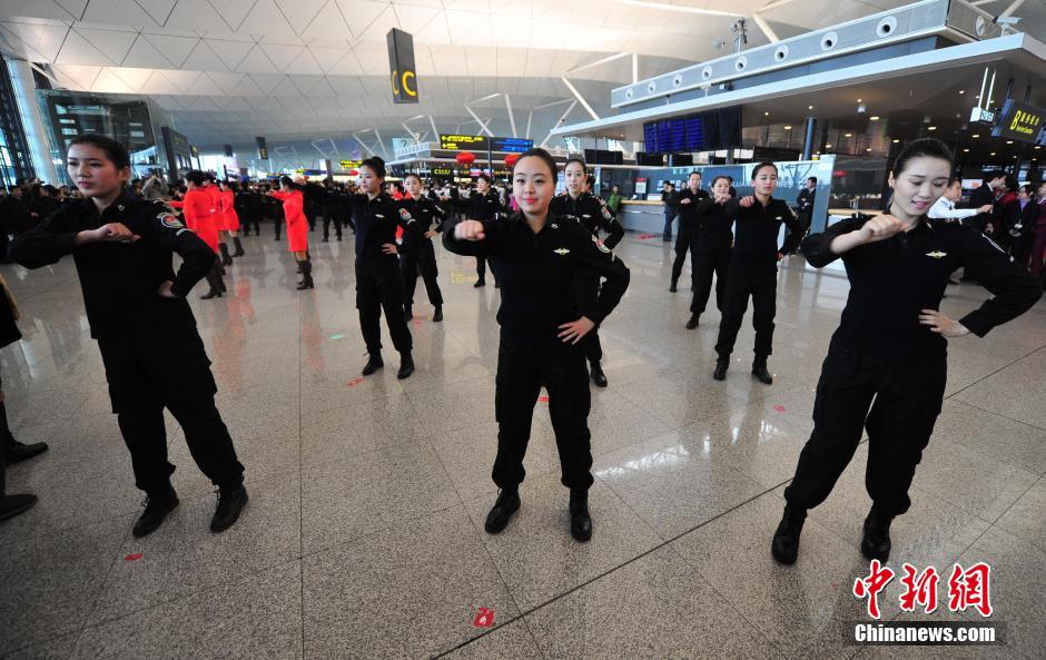 1月23日，機(jī)場(chǎng)工作人員在跳“快閃”舞蹈。