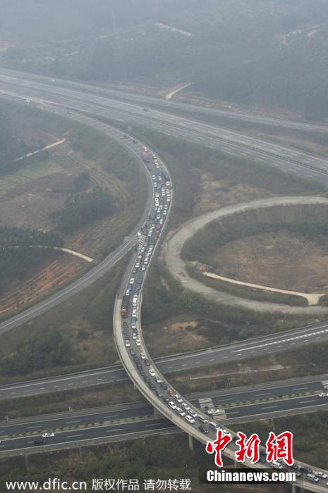 航拍春運(yùn)路況 廣河長深高速交界車隊綿延幾公里
