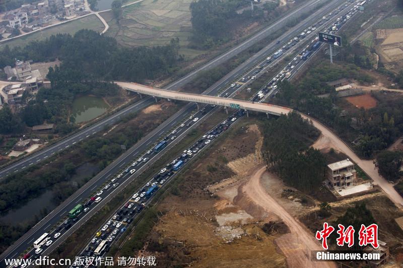 航拍春運(yùn)路況 廣河長深高速交界車隊綿延幾公里