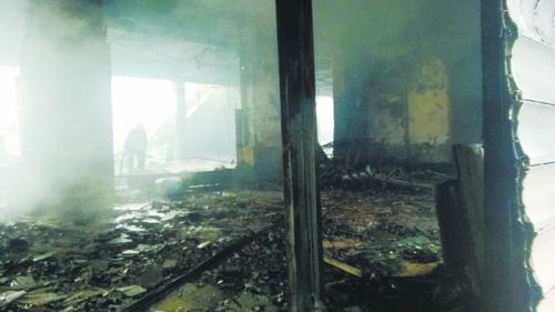 3.營業(yè)大廳棚頂坍塌，貨物成灰。