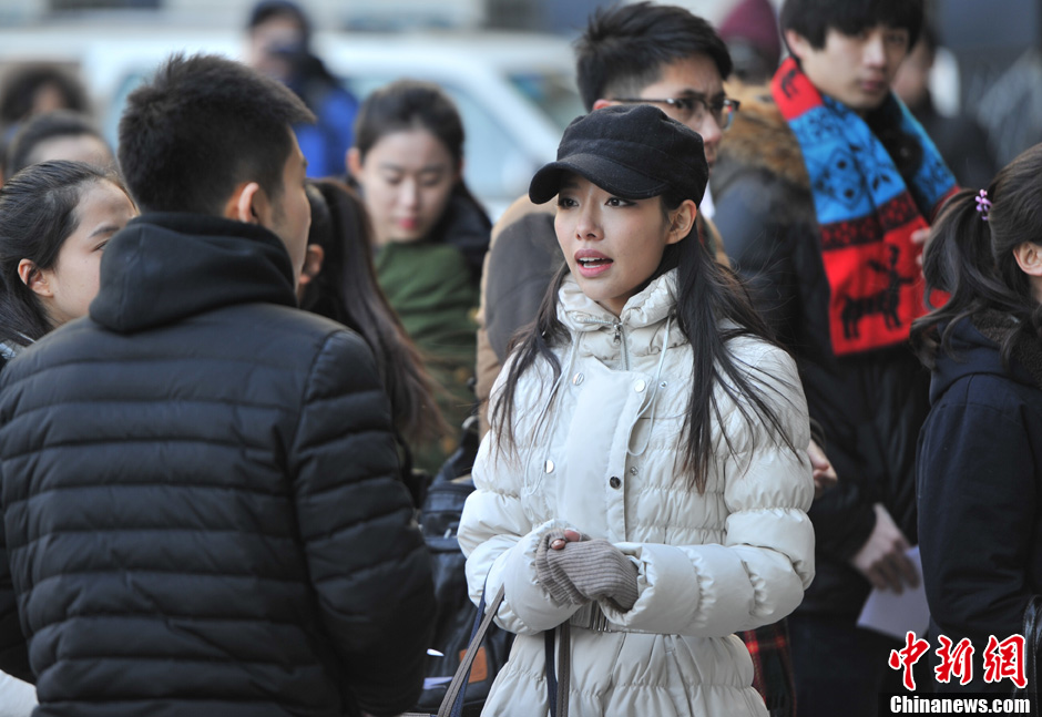 圖為表演系考生走出考場(chǎng)。