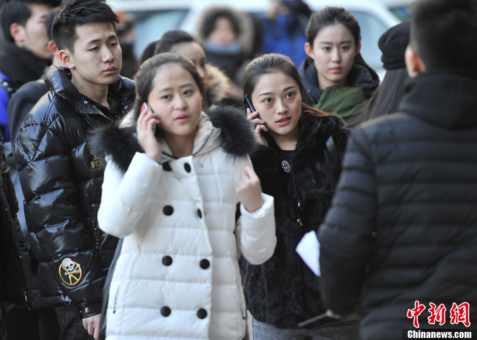 圖為表演系考生走出考場(chǎng)。