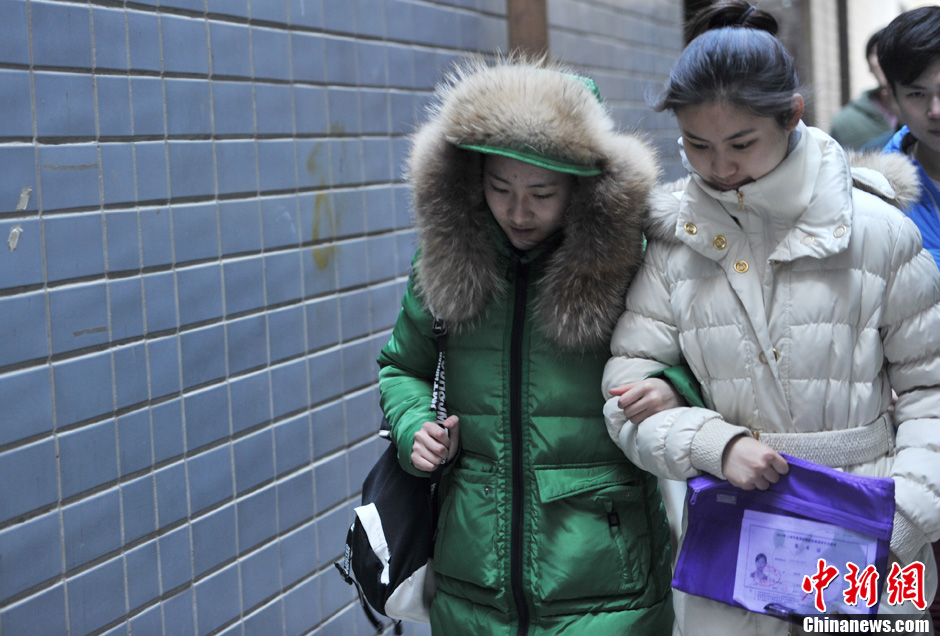 圖為表演系考生走出考場(chǎng)。