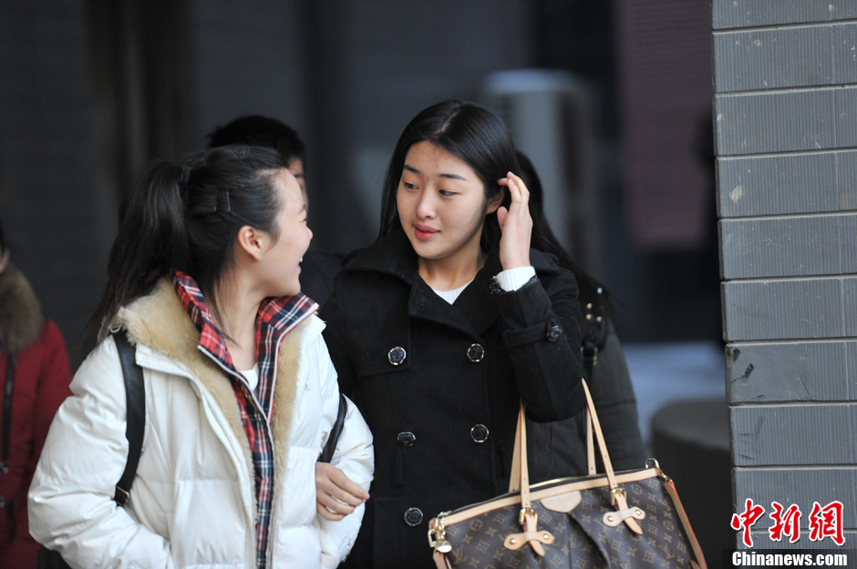 圖為表演系考生走出考場(chǎng)。