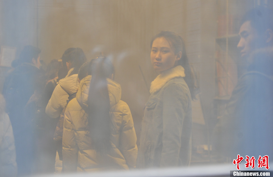 圖為表演系考生走出考場(chǎng)。