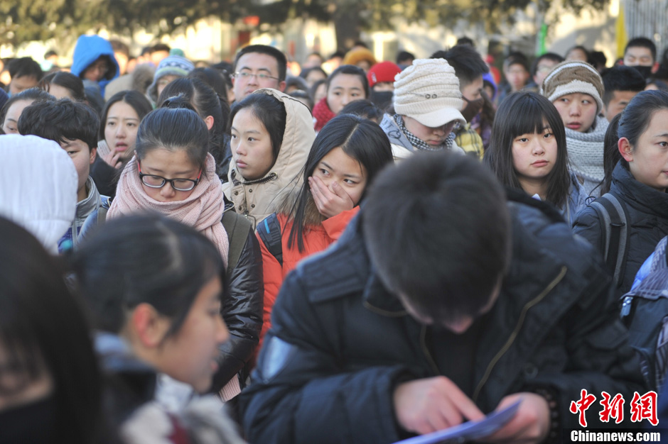 圖為報(bào)考現(xiàn)場(chǎng)。