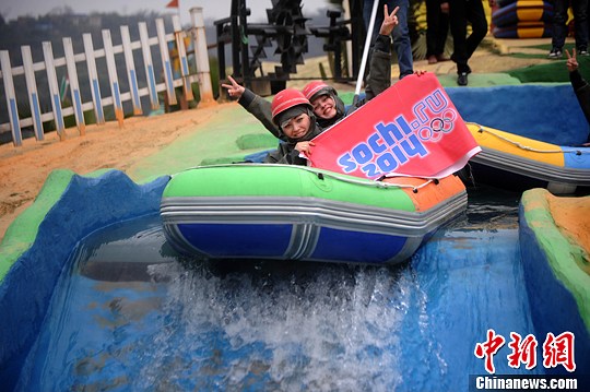 　圖為外國友人舉著標(biāo)語體驗(yàn)水上漂。陳超　攝