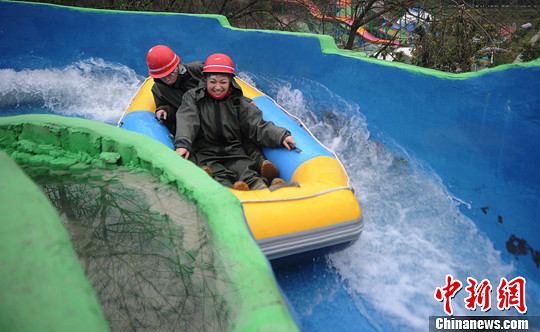 圖為外國友人體驗(yàn)水上漂。陳超　攝