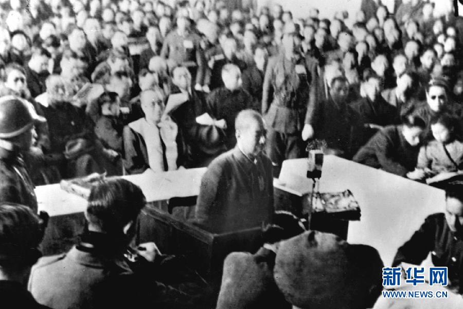 這是抗日戰(zhàn)爭(zhēng)勝利后，制造南京大屠殺的主要罪犯、日軍第6師團(tuán)師團(tuán)長(zhǎng)谷壽夫被押上審判臺(tái)并被處死刑。