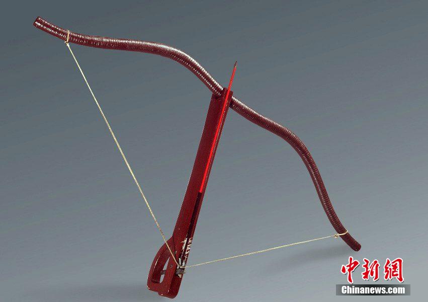 圖為弩的復(fù)制品。秦始皇帝陵博物院 供圖