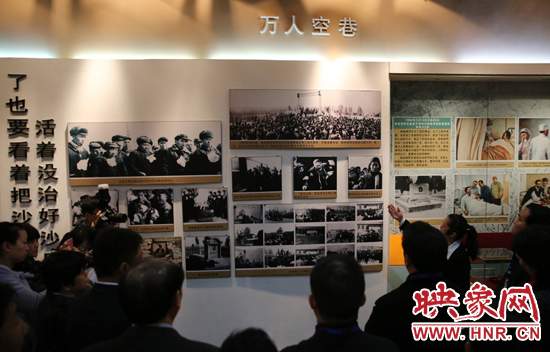 在焦裕祿紀念館，參觀的人絡(luò)繹不絕，一批批來自全國各地的黨員干部前來學習焦裕祿事跡