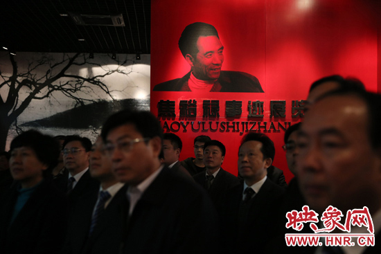 在焦裕祿紀念館，參觀的人絡(luò)繹不絕，一批批來自全國各地的黨員干部前來學習焦裕祿事跡