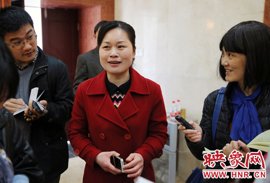 董亞娜是焦裕祿紀念館副館長，她兩次給習近平講解，贊總書記看得仔細，聽得認真。3月20日，記者在蘭考采