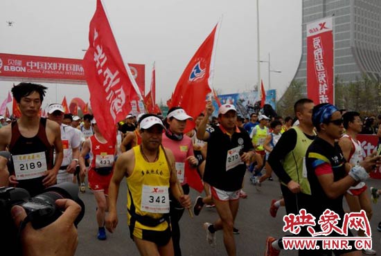 目前在鄭開大道上，一場角逐正在展開。