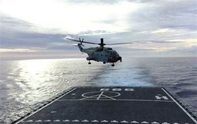 3月29日，一架艦載直升機(jī)從井岡山艦起飛執(zhí)行搜索任務(wù)。當(dāng)天，海軍井岡山艦抵達(dá)南印度洋新任務(wù)區(qū)開始搜索。 新華社發(fā)