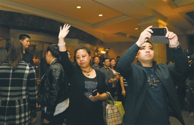 昨晚，麗都飯店，32位馬航失聯(lián)客機(jī)家屬準(zhǔn)備赴馬來(lái)西亞。新京報(bào)記者 侯少卿 攝